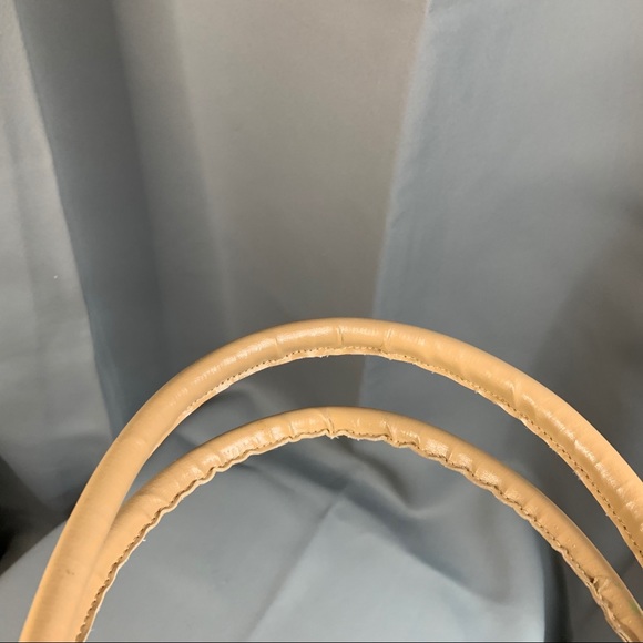 Woven Straw Handbag with Toggle Closure - Picture 5 of 7